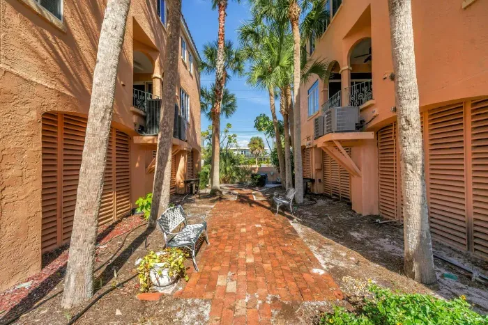 Outdoor Relaxation Area: Enjoy sun-soaked strolls and quiet moments amidst lush palms and charming pathways!