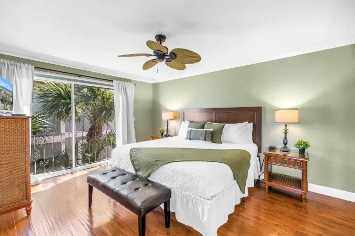 Serene Retreat: Bright room featuring tropical views, elegant decor, and a comfy king bed!