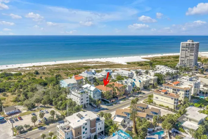Beachfront Bliss: Enjoy stunning ocean views just steps from your door in sunny Siesta Key!