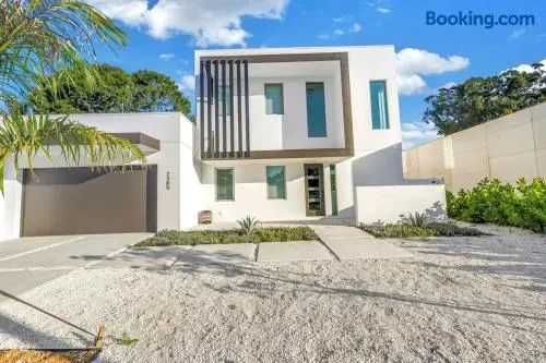 Modern Retreat: Enjoy sleek architecture and vibrant surroundings in sunny Sarasota!