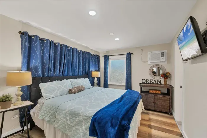 Cozy king bedroom w/ AC, TV, darkening drapes & warm decor