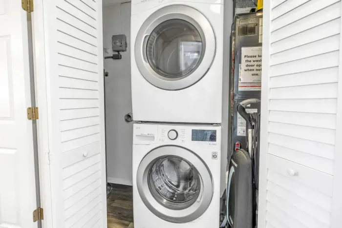 Laundry Room: Enjoy modern appliances for a hassle-free stay in sunny Siesta Key!