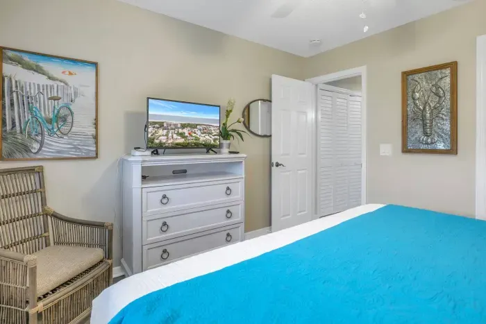 Charming Bedroom Retreat: Vibrant decor and coastal vibes for a perfect night's sleep!