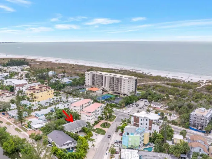 Beachfront Getaway: Stunning views and vibrant surroundings await just steps from the glistening shore!