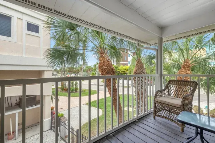 Balcony Retreat: Savor vibrant palm views from your private balcony haven! Perfect for relaxation.