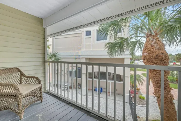Balcony Retreat: Sip your morning coffee while soaking in stunning palm views! Perfect relaxation spot.