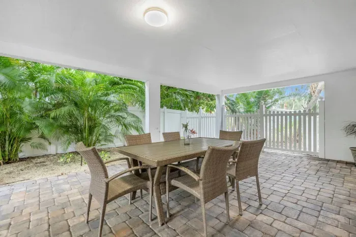 Outdoor Dining Oasis: Enjoy al fresco meals surrounded by lush greenery and pleasant breezes!