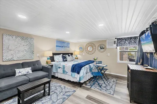 Coastal-chic studio with queen bed, AC, sofa & smart TV