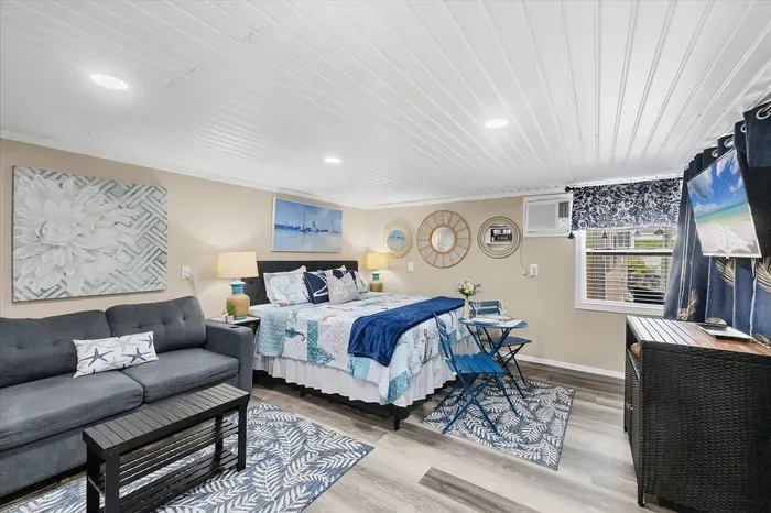 Coastal-chic studio with queen bed, AC, sofa & smart TV