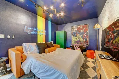 ‍♂️ This detached hero’s hideout comes with a sleeper sofa, but bathroom breaks require a quick stroll across the patio to the main house.