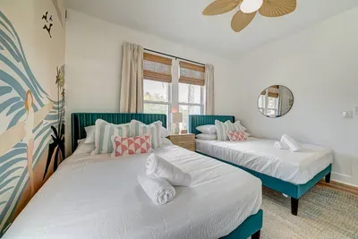 Two queen beds = plenty of room for your squad to sprawl.