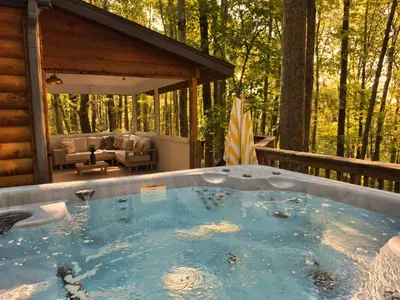 Romantic Secluded Log Cabin: Hot Tub, Movies