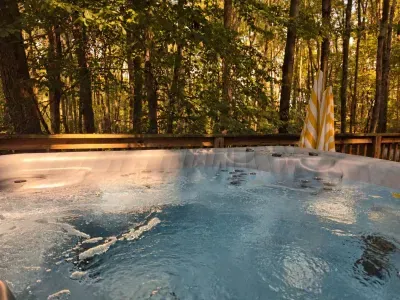 Romantic Secluded Log Cabin: Hot Tub, Movies