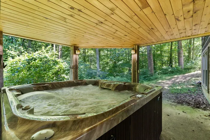 Fun Luxury Lodge Sleeping 25: Hot Tub, 16 Acres - image 65 of 78
