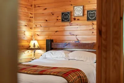 Autumn Leaf Lodge - image 33 of 73