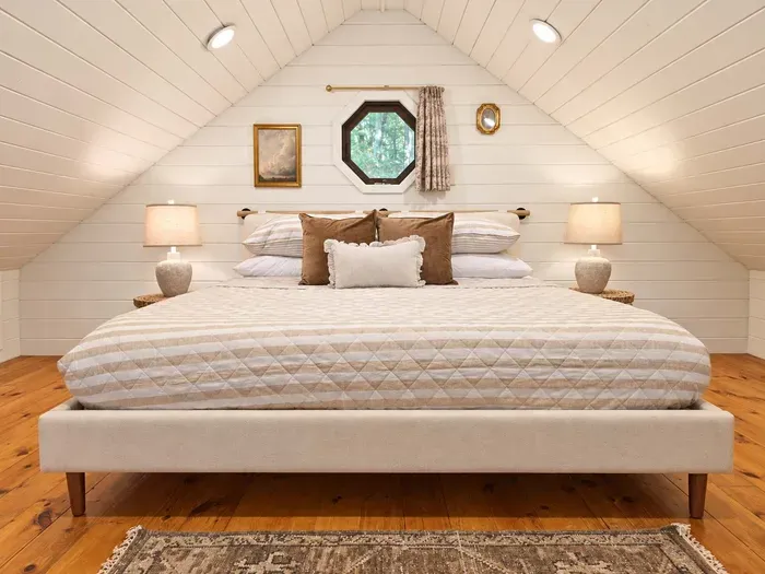 Romantic Log Cabin in the woods:Hot Tub, Fireplace - image 13 of 24