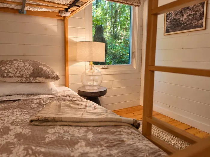 Romantic Log Cabin in the woods:Hot Tub, Fireplace - image 21 of 24