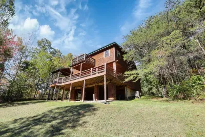 Luxury Secluded Lodge with a View | Hot Tub•Games