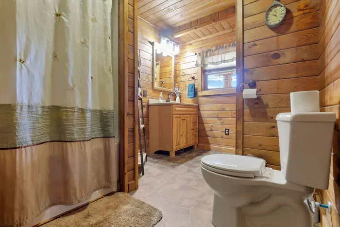 Luxury Secluded Lodge with a View | Hot Tub•Games - image 34 of 45