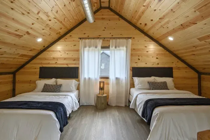 Loft with 2 queen beds