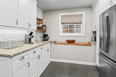 The kitchen also features a wet bar that is separate from the preparation station. In addition, there is a drip-coffee maker, French Press, and a Keurig machine. Local ground coffee from Panacea in Waynesville is supplied to all guests.