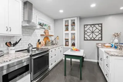 In the kitchen you will find a great layout for making delicious homemade meals.