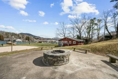 Hudnall House - image 18 of 35