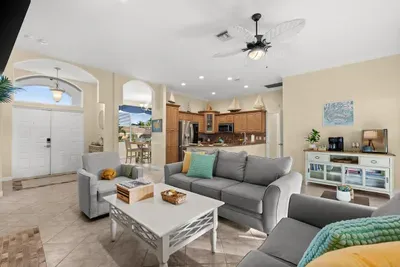 Living Room: Bright and airy space with stylish décor to unwind and enjoy endless vacation vibes!