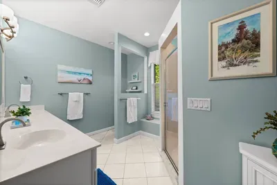 Stylish Bath Oasis: Enjoy a refreshing retreat with serene colors and elegant fixtures!