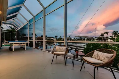 Lanai: Sip cocktails while soaking in stunning sunset views over the water! Perfect for relaxation.