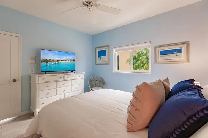 Luxury Waterfront Villa with Heated Pool & Dock - image 48 of 53