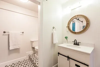 Bathroom Oasis: Elegant decor and modern finishes for your refreshing getaway!
