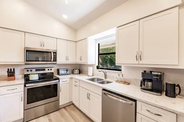 Kitchen: Culinary paradise with modern appliances and a sunny window view!
