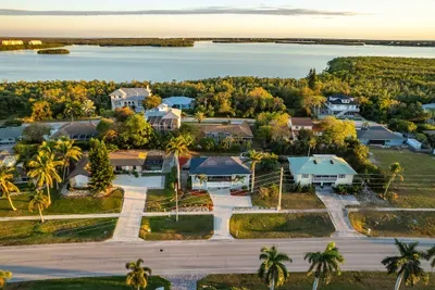 Scenic Getaway: Stunning views and lush greenery await just steps from your front door!