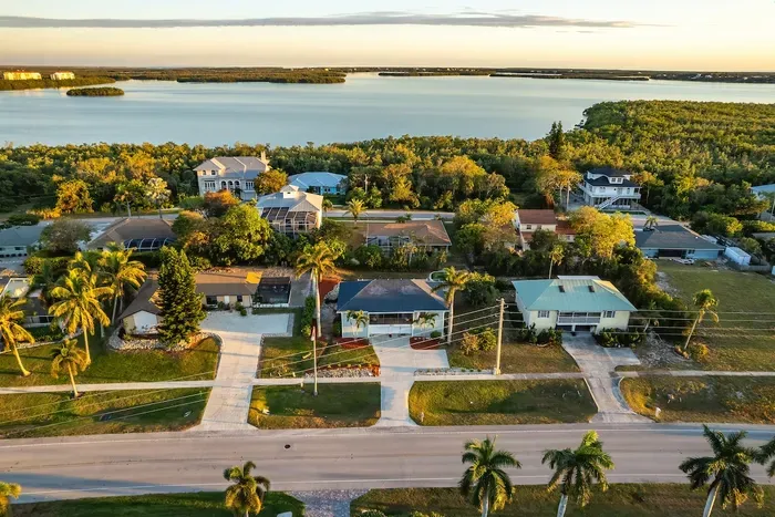 Scenic Getaway: Stunning views and lush greenery await just steps from your front door!