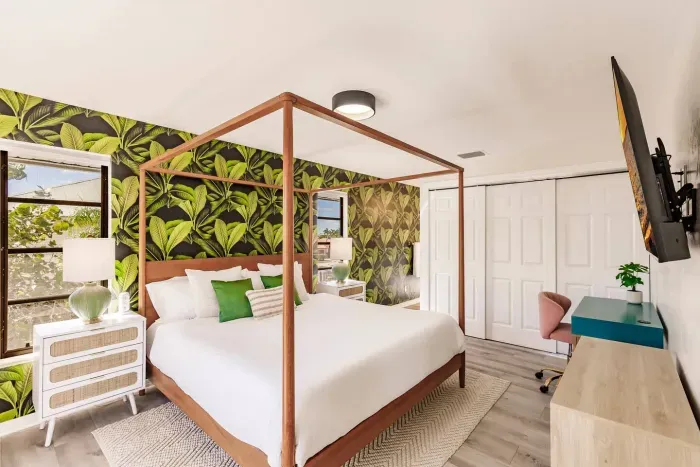 Master Bedroom: Elegant four-poster bed and tropical vibes for a serene getaway!