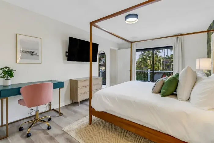 Master: Bright, airy room with a four-poster bed and stunning views of lush palm trees!