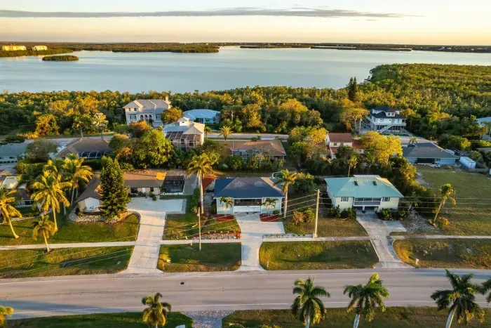 Scenic Getaway: Stunning views and lush greenery await just steps from your front door!