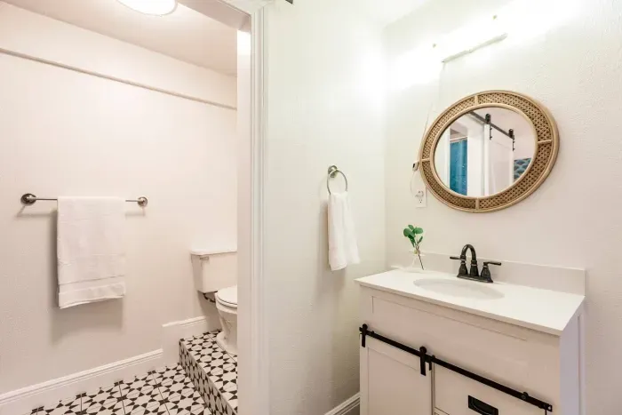 Bathroom Oasis: Elegant decor and modern finishes for your refreshing getaway!