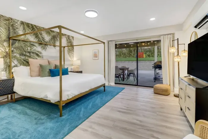 Tropical Oasis: Nautically inspired decor meets stunning views in this vibrant retreat!