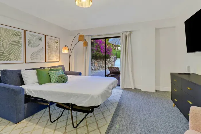 Studio Retreat: Bright space with stylish decor and garden views, perfect for your Marco Island getaway!