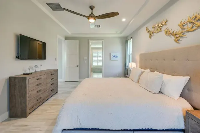 Master Bedroom: Relax in style with stunning decor, a spacious bed, and bright coastal vibes!