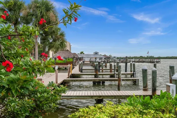 Waterfront Retreat: Enjoy panoramic views and vibrant gardens by the tranquil docks!