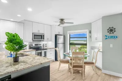 Kitchen: Sleek design meets stunning views for unforgettable meal moments! Enjoy island life!