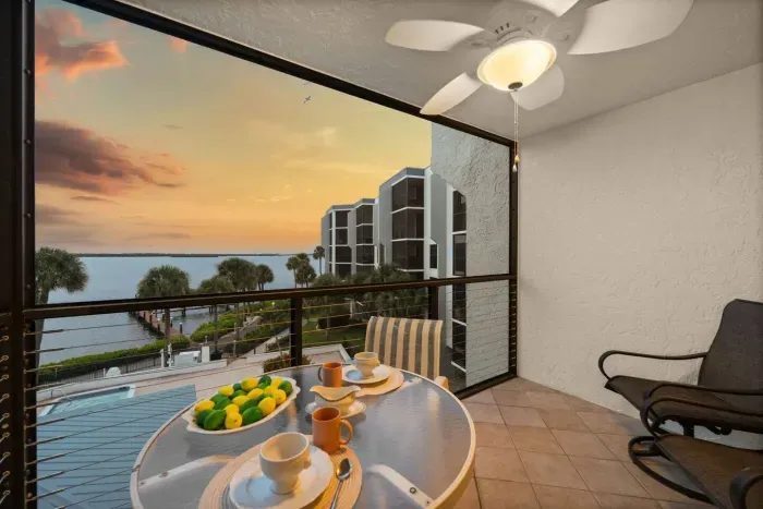 Balcony Oasis: Sip morning coffee with stunning sunrise views over the tranquil waters!