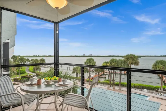 Bayfront Balcony: Sip coffee with stunning water views and a refreshing bay breeze!