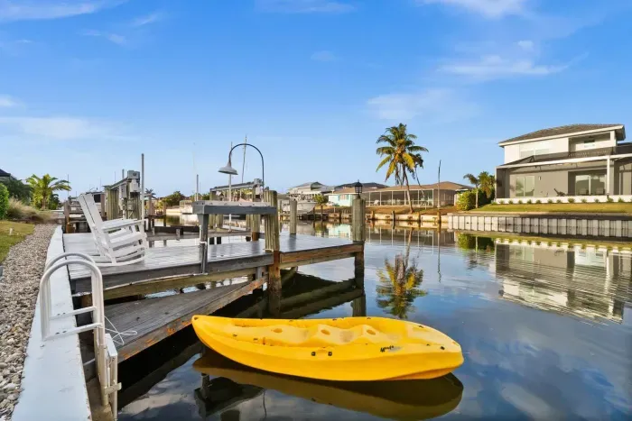 Waterside Retreat: Launch your adventures from the dock with stunning canal views and a kayaks!