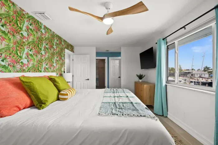 Tropical Retreat: Dive into vibrant decor and stunning waterfront views for ultimate relaxation!