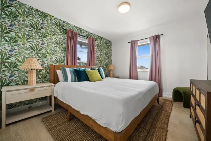 Tropical Retreat: Bright room with vibrant wallpaper, comfy bed, and scenic views to unwind!
