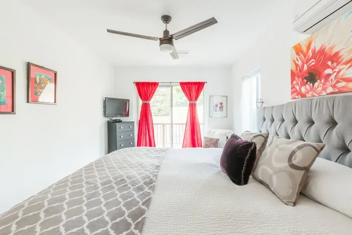 King Bed Haven – Sleep soundly on a plush king bed with luxe linens and Red Rock views.